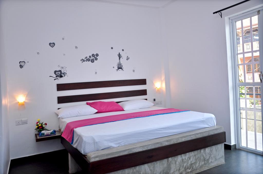 Petit Guest House Negombo Exterior foto