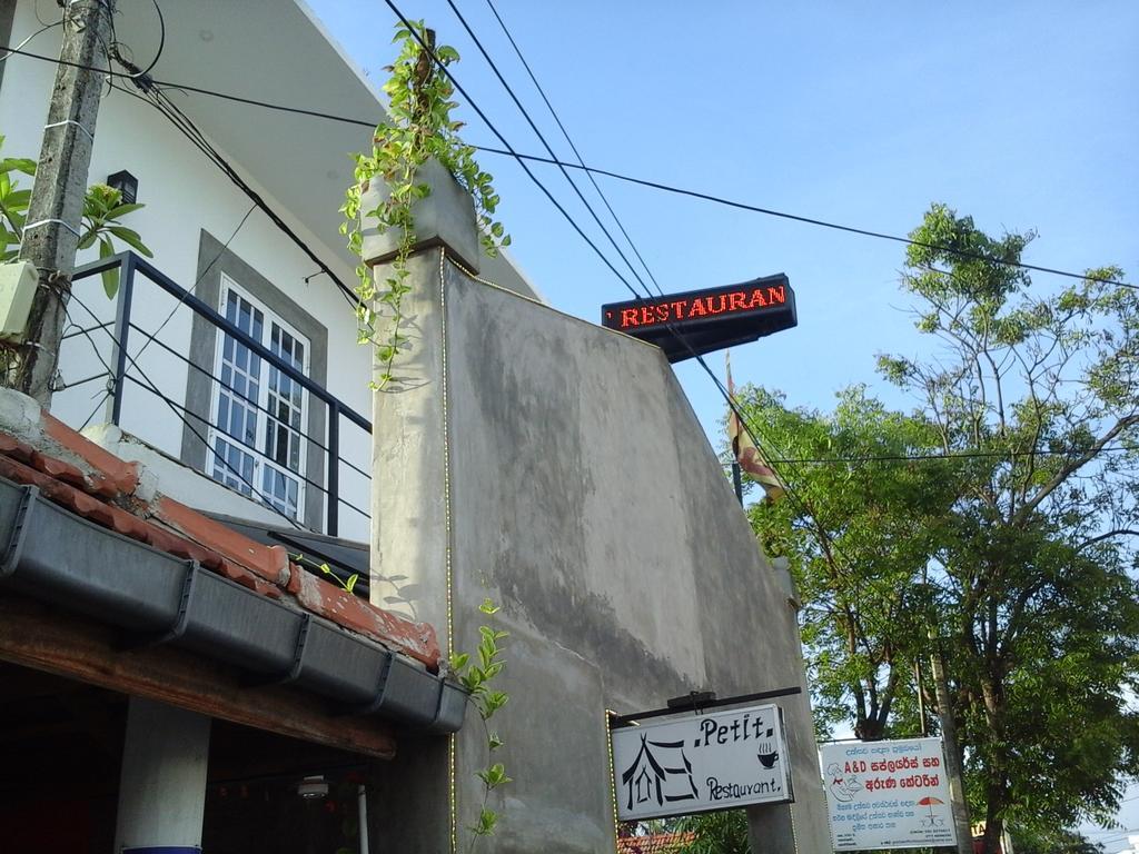 Petit Guest House Negombo Exterior foto